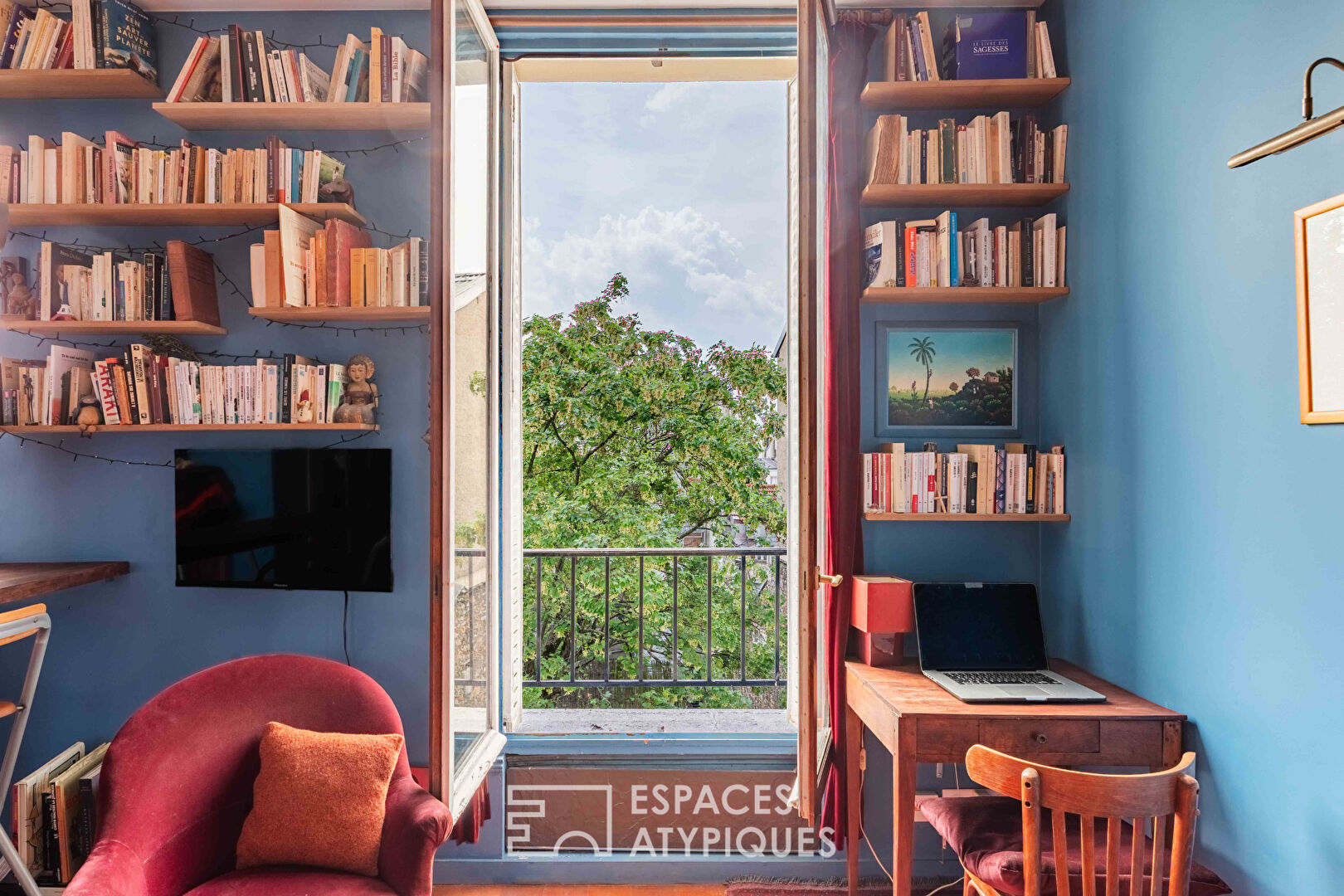 Bright urban cocoon in Abbesses