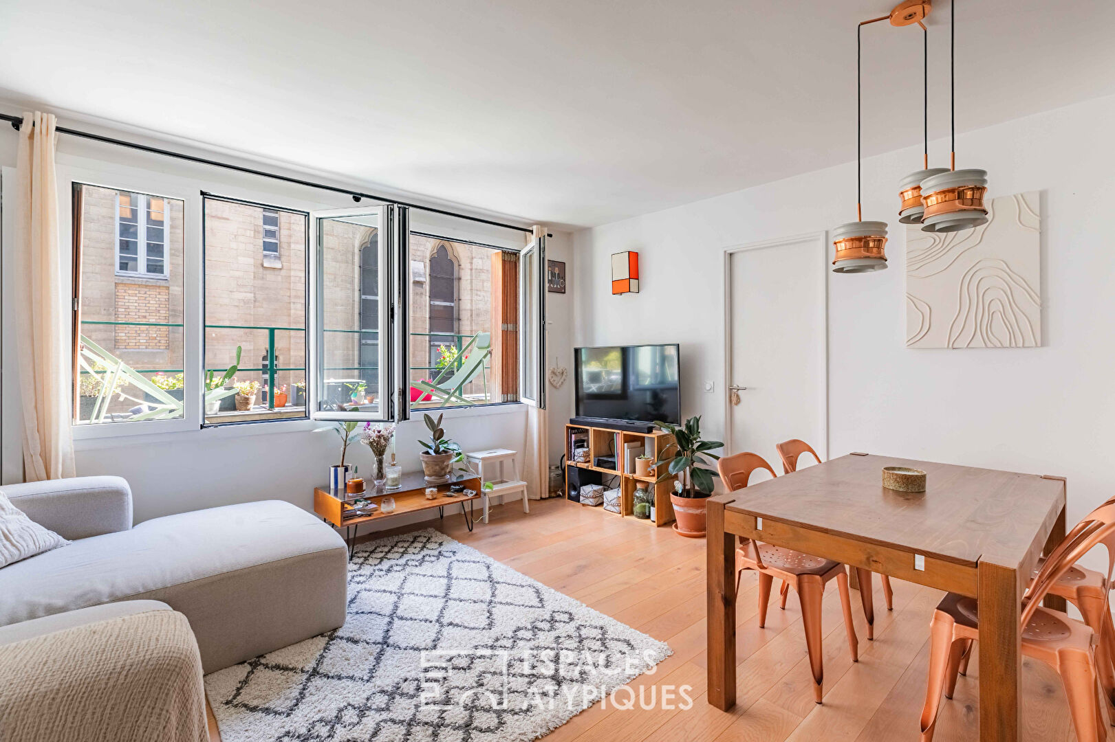 Appartement rénové avec balcon filant aux Abbesses