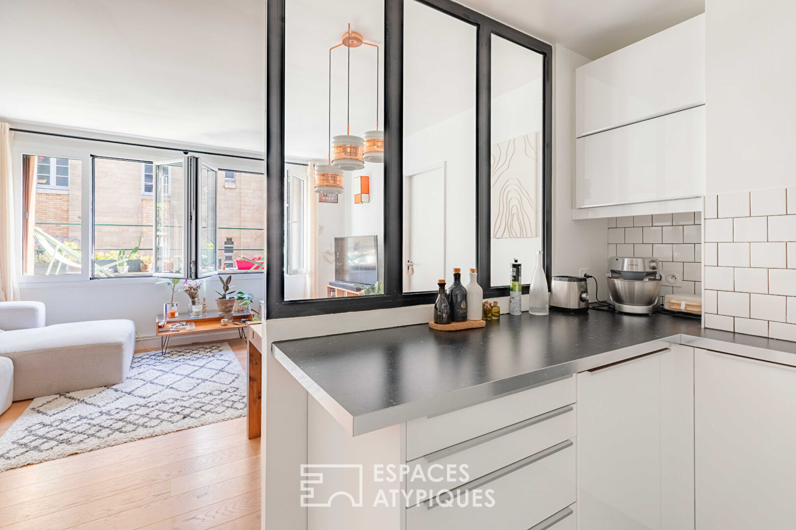 Appartement rénové avec balcon filant aux Abbesses