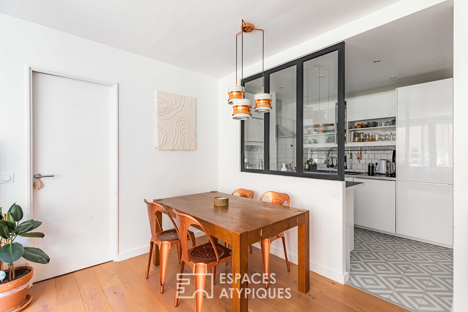 Appartement rénové avec balcon filant aux Abbesses
