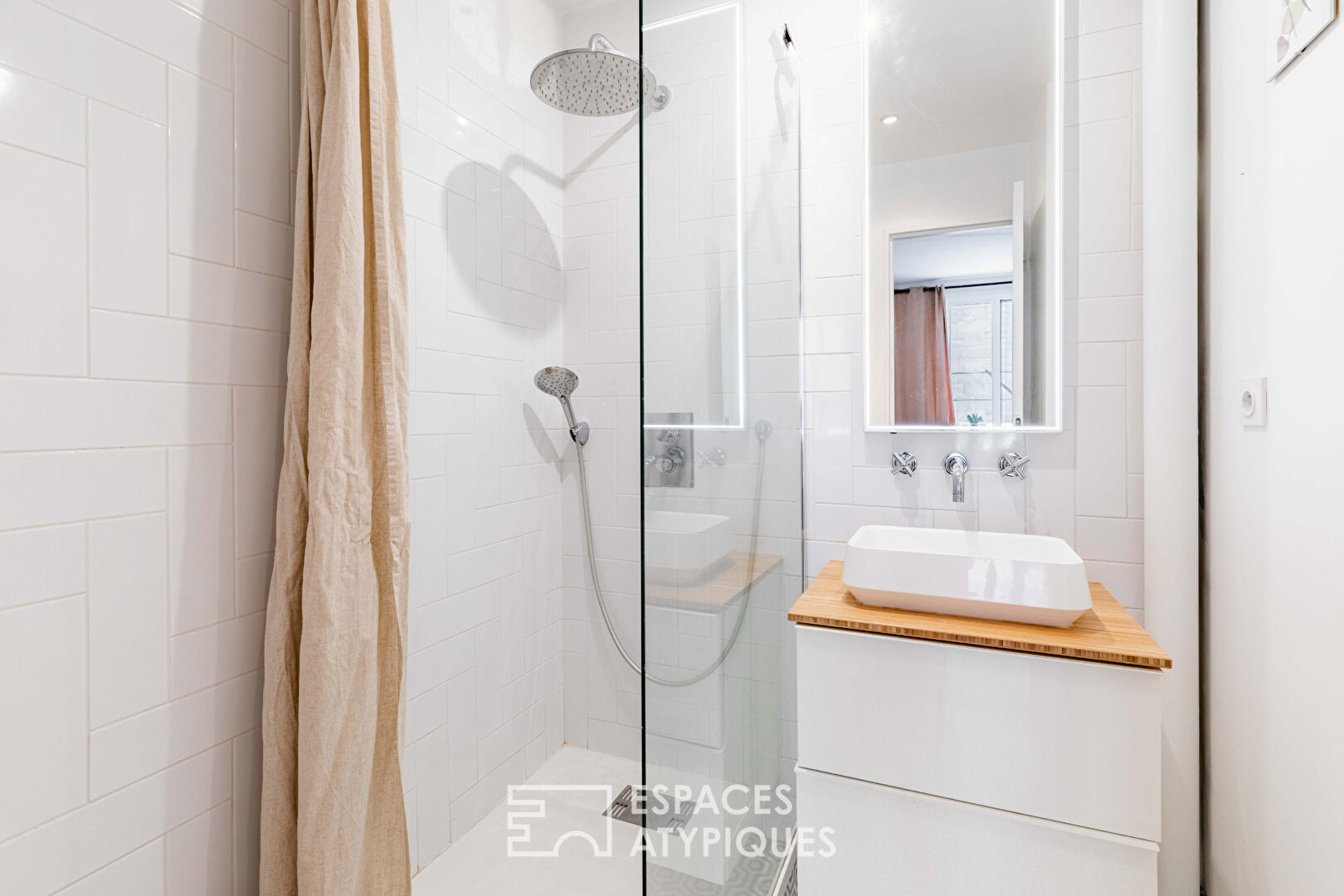 Appartement rénové avec balcon filant aux Abbesses