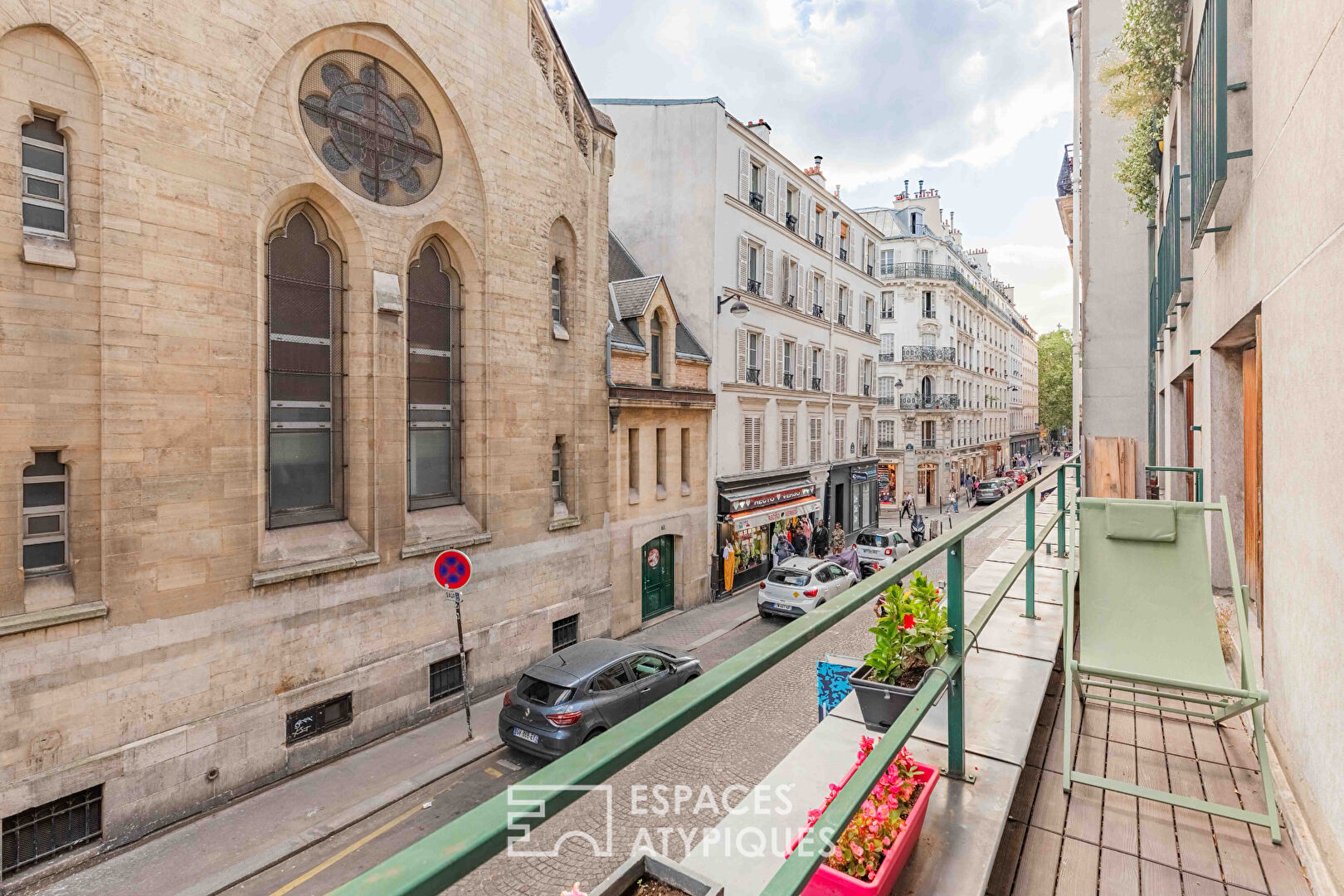 Appartement rénové avec balcon filant aux Abbesses