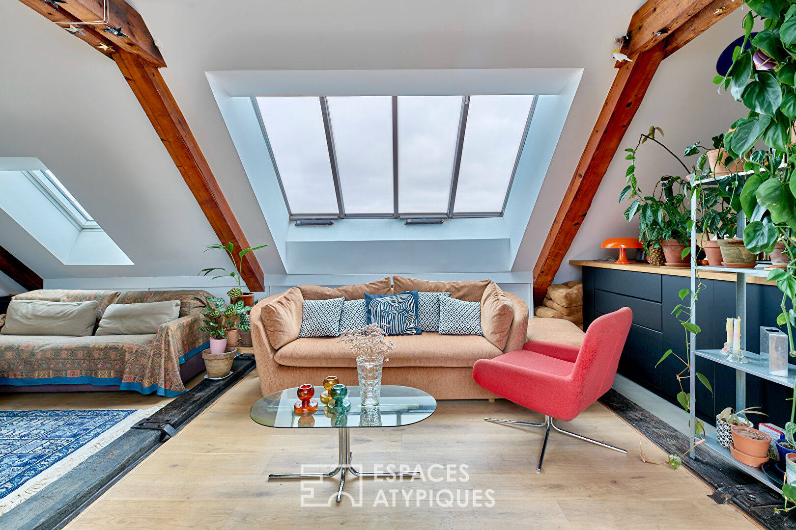 Duplex traversant sous les toits et vue Sacré Coeur