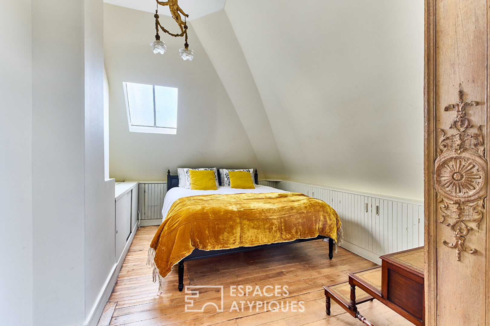 Luxurious Top-Floor Apartment in the Heart of Paris with Stunning Views of Its Iconic Landmarks
