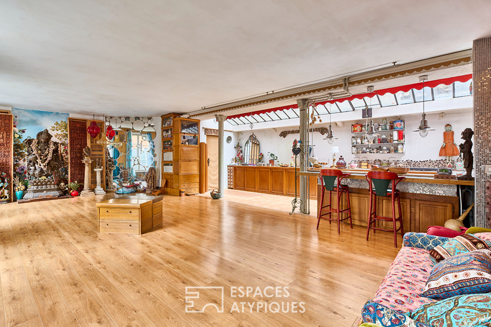 Ancienne salle de yoga esprit loft avec balcon