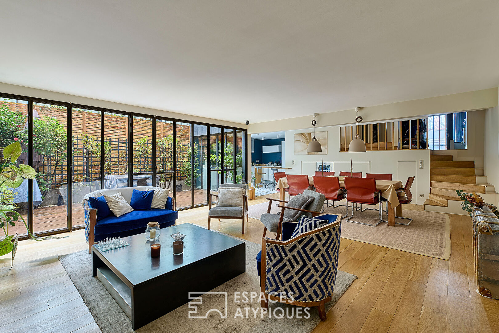 Duplex avec patio comme une maison à proximité des Abbessses