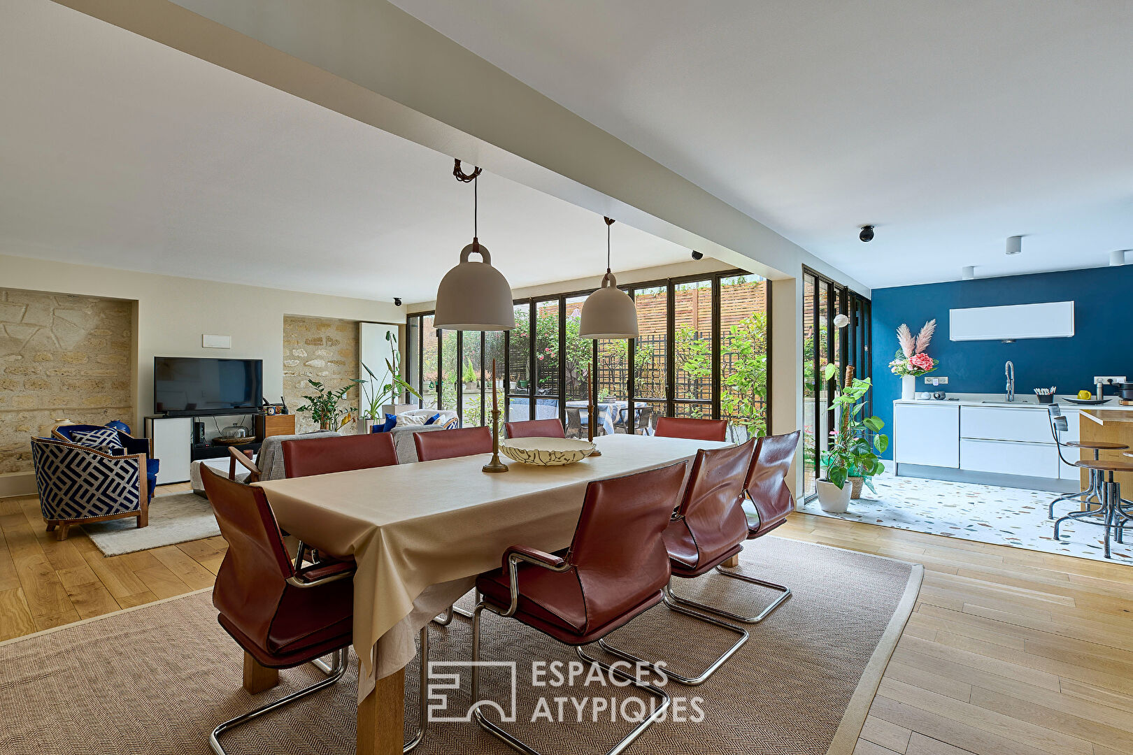 Duplex avec patio comme une maison à proximité des Abbessses