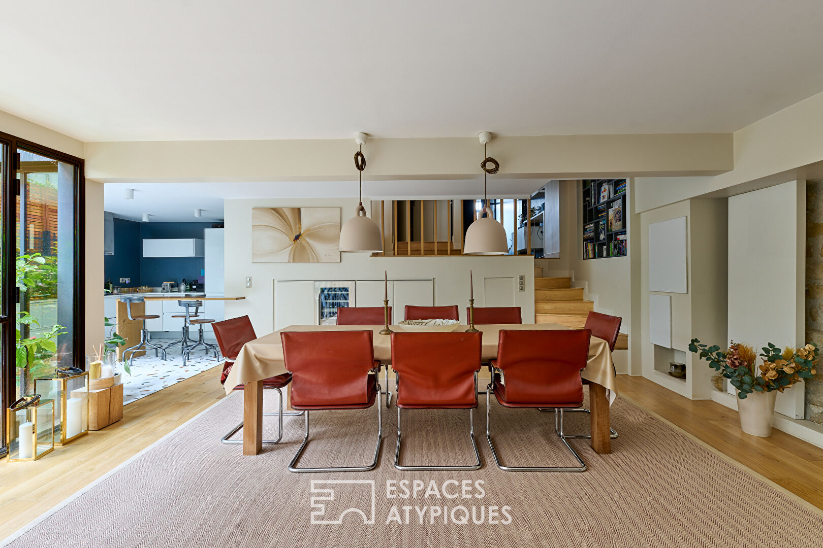 Duplex avec patio comme une maison à proximité des Abbessses