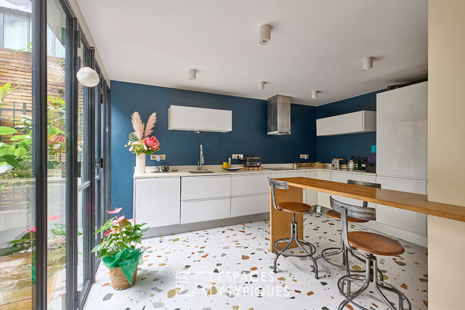 Duplex avec patio comme une maison à proximité des Abbessses