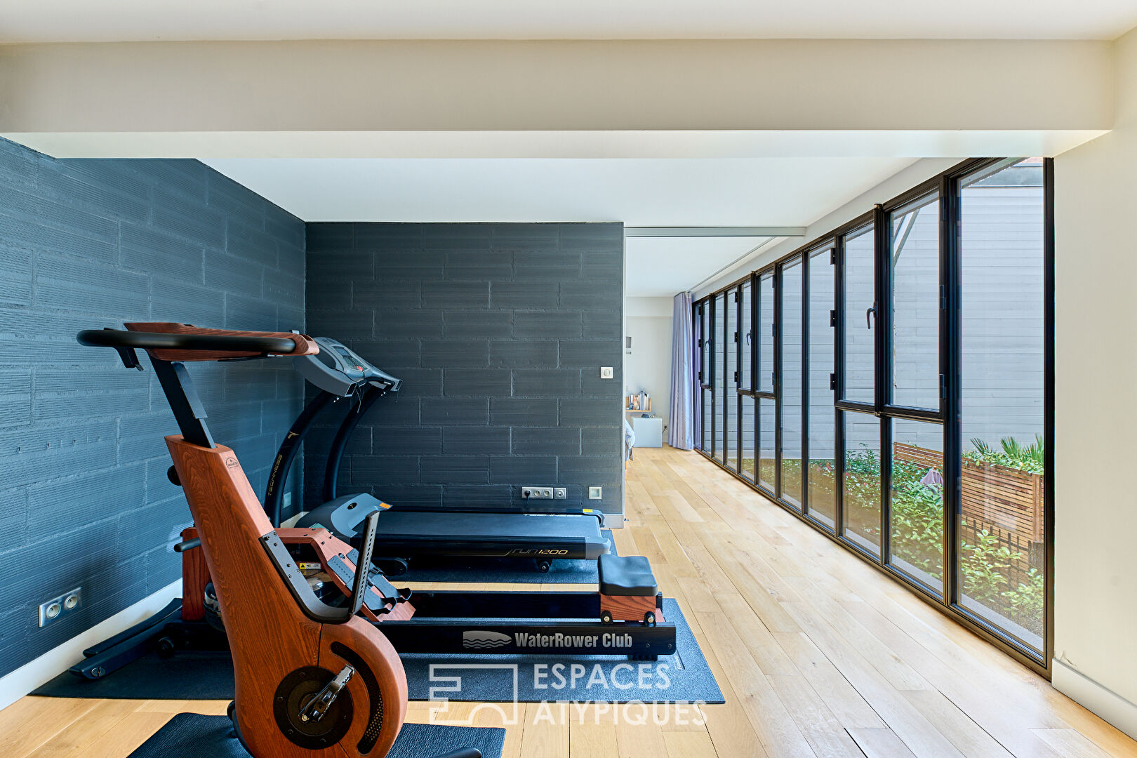 Duplex avec patio comme une maison à proximité des Abbessses