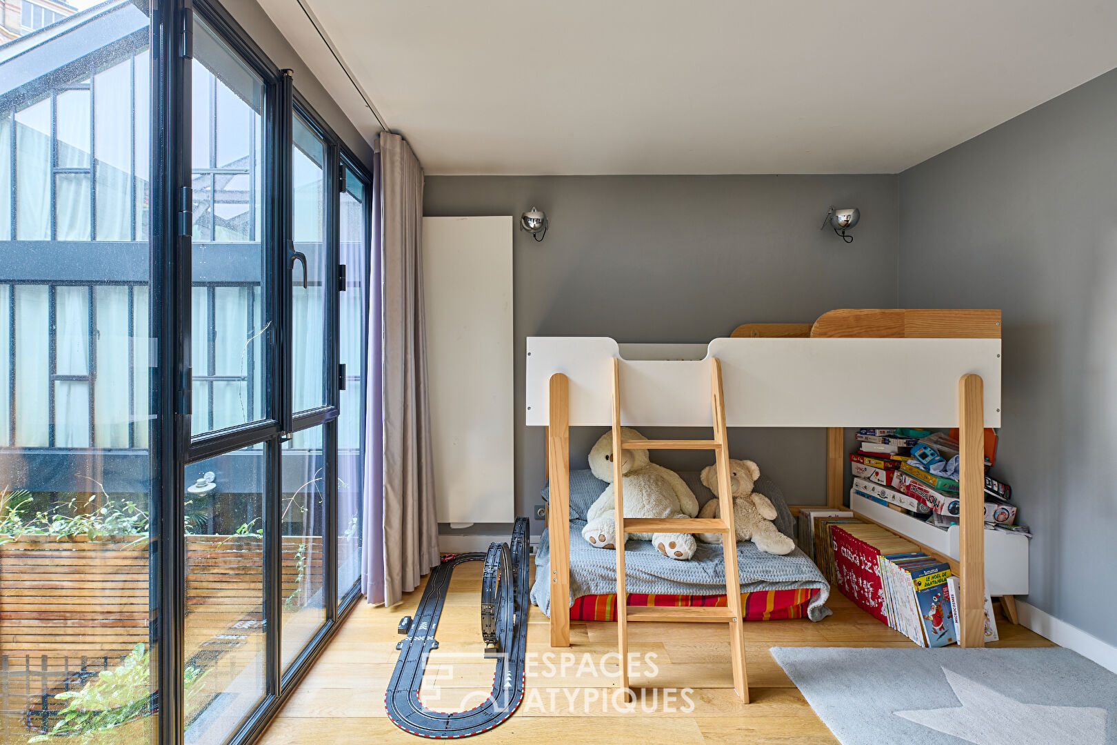 Duplex avec patio comme une maison à proximité des Abbessses