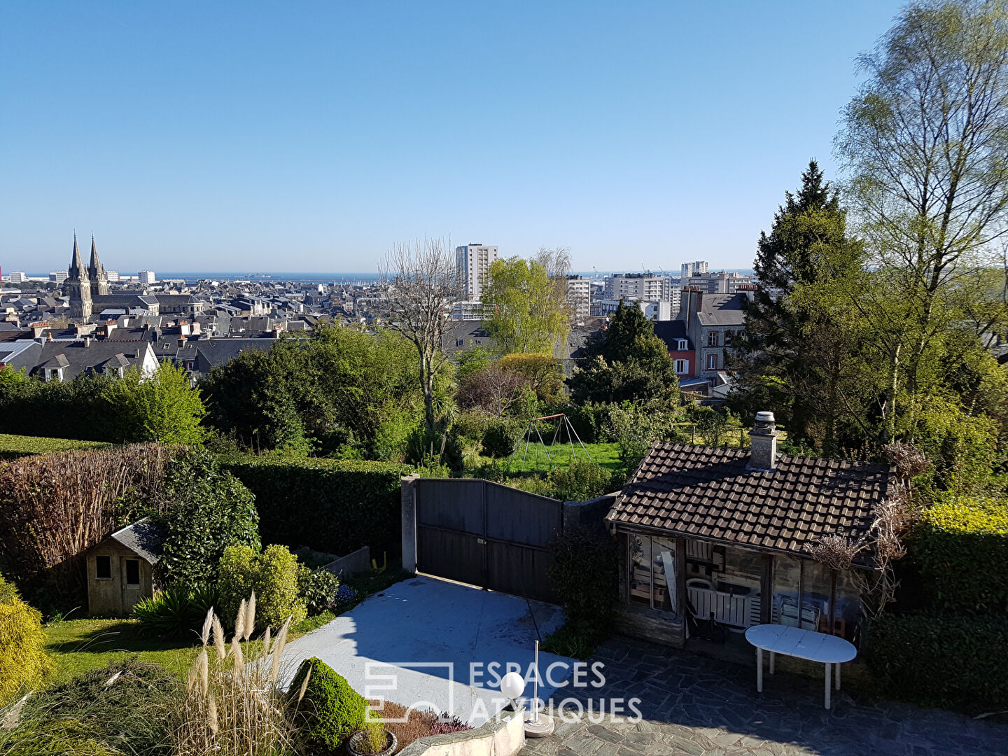 Sur les hauteurs de Cherbourg , maison avec vue plongeante sur la rade