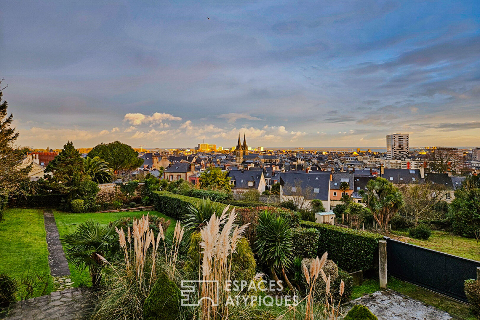 Sur les hauteurs de Cherbourg , maison avec vue plongeante sur la rade