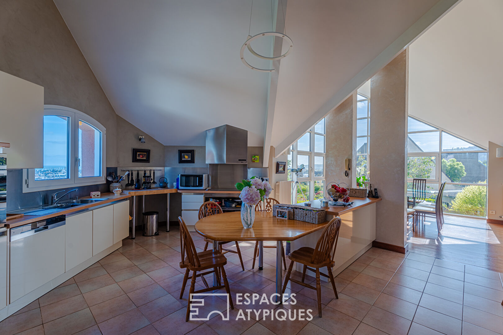 Sur les hauteurs de Cherbourg , maison avec vue plongeante sur la rade
