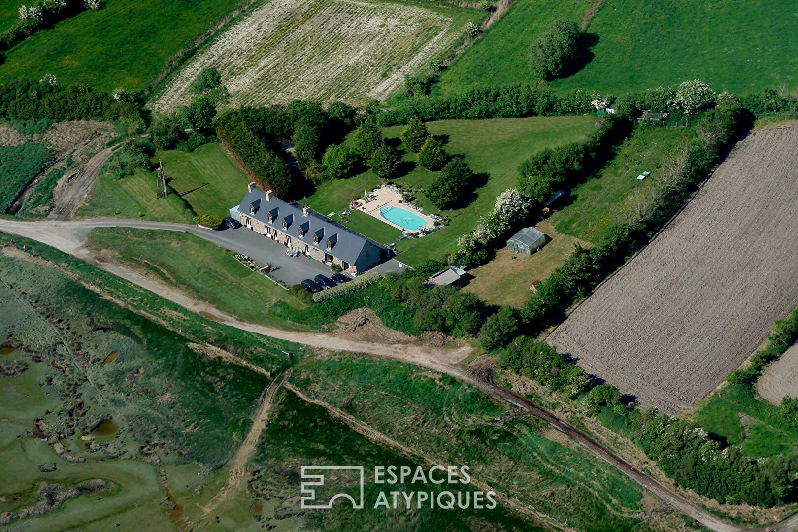 Maison ancienne rénovée et son petit air d’Irlande sur la côte ouest du Cotentin