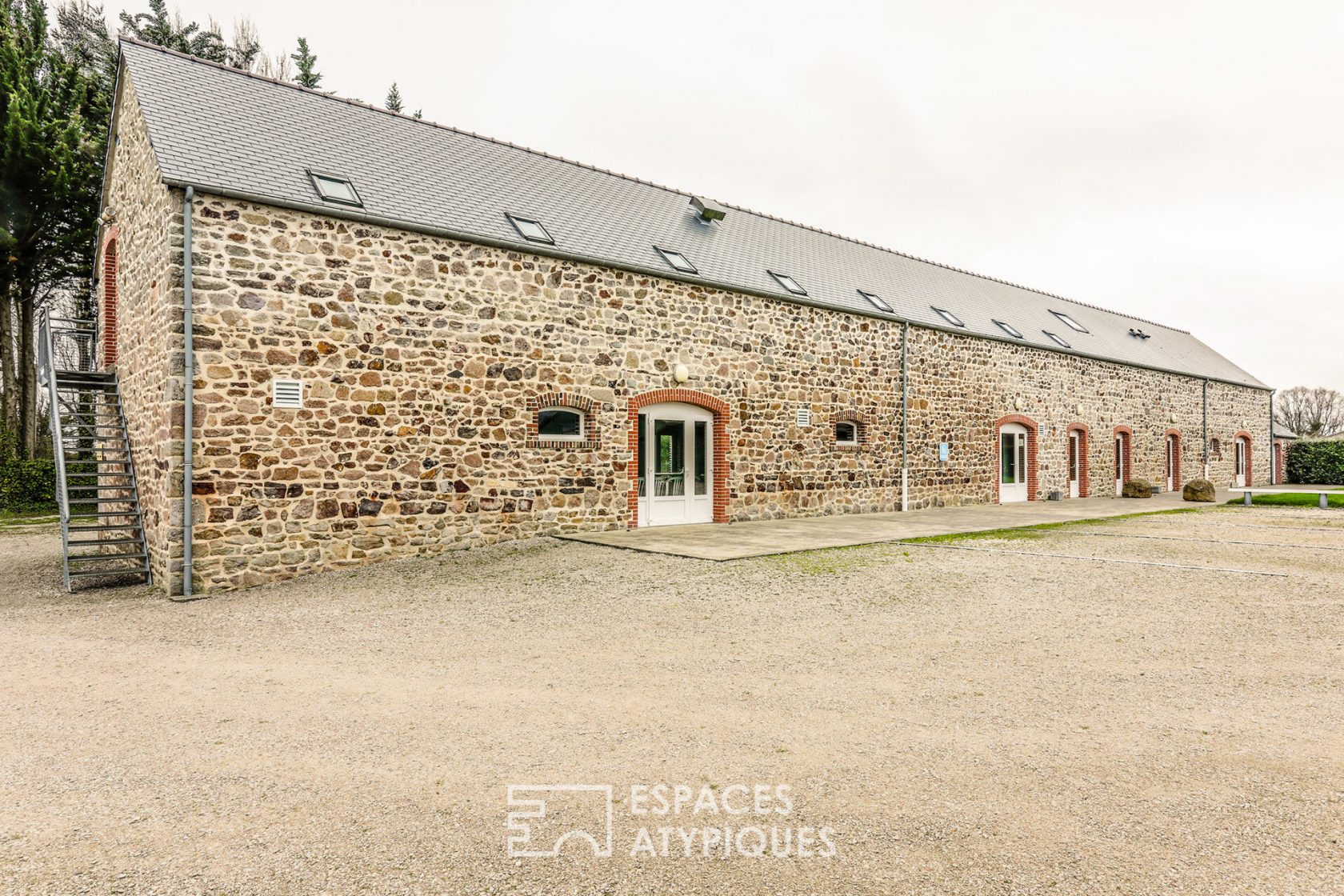 Old farm and its renovated barn into a reception room