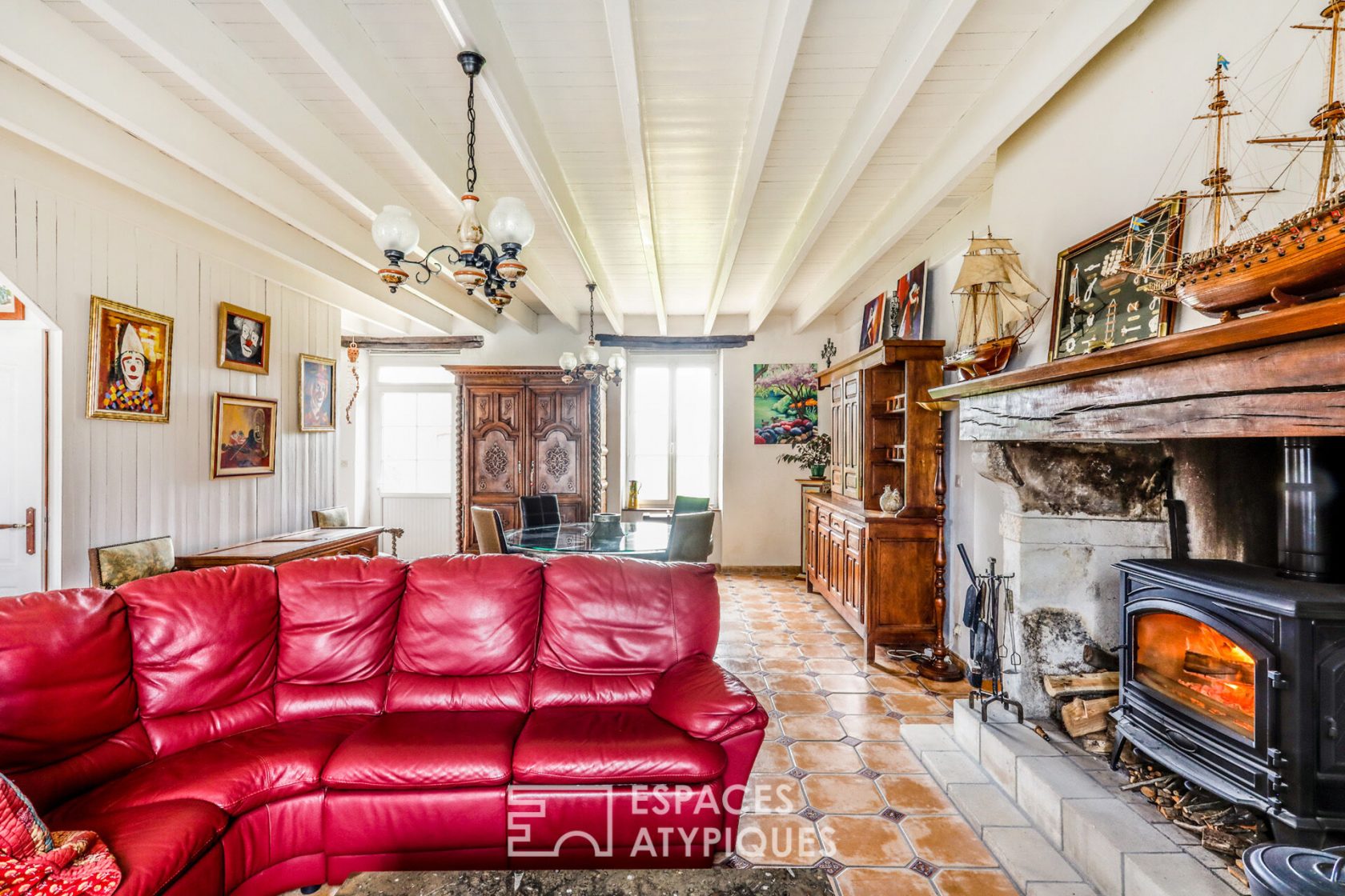 Old farm and its renovated barn into a reception room
