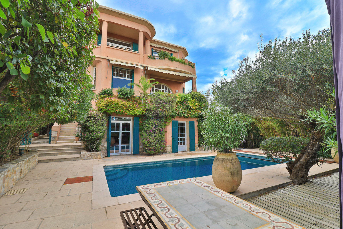 Art Deco house near sea