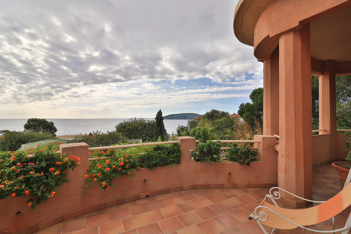 Art Deco house near sea