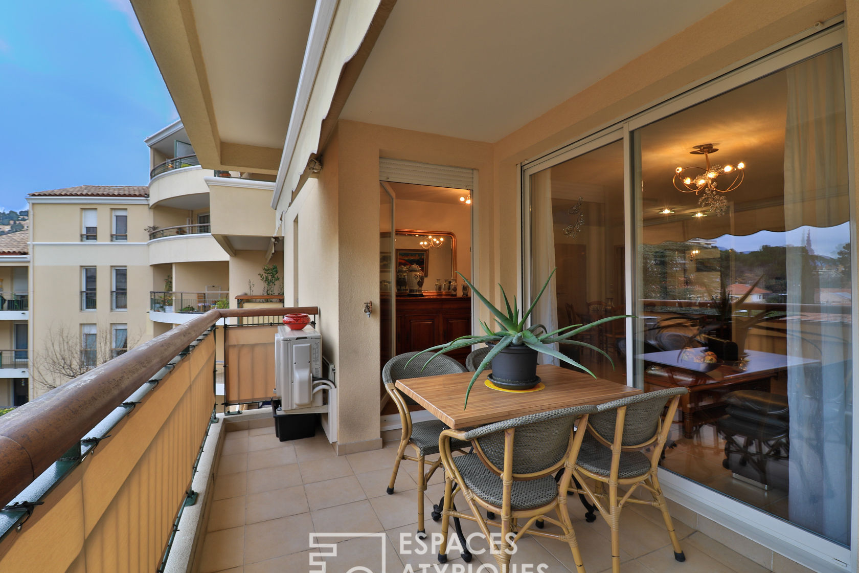 Appartement contemporain avec terrasses.