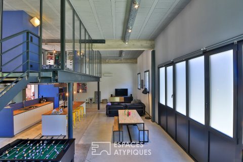 Loft brutaliste avec patio et jardin