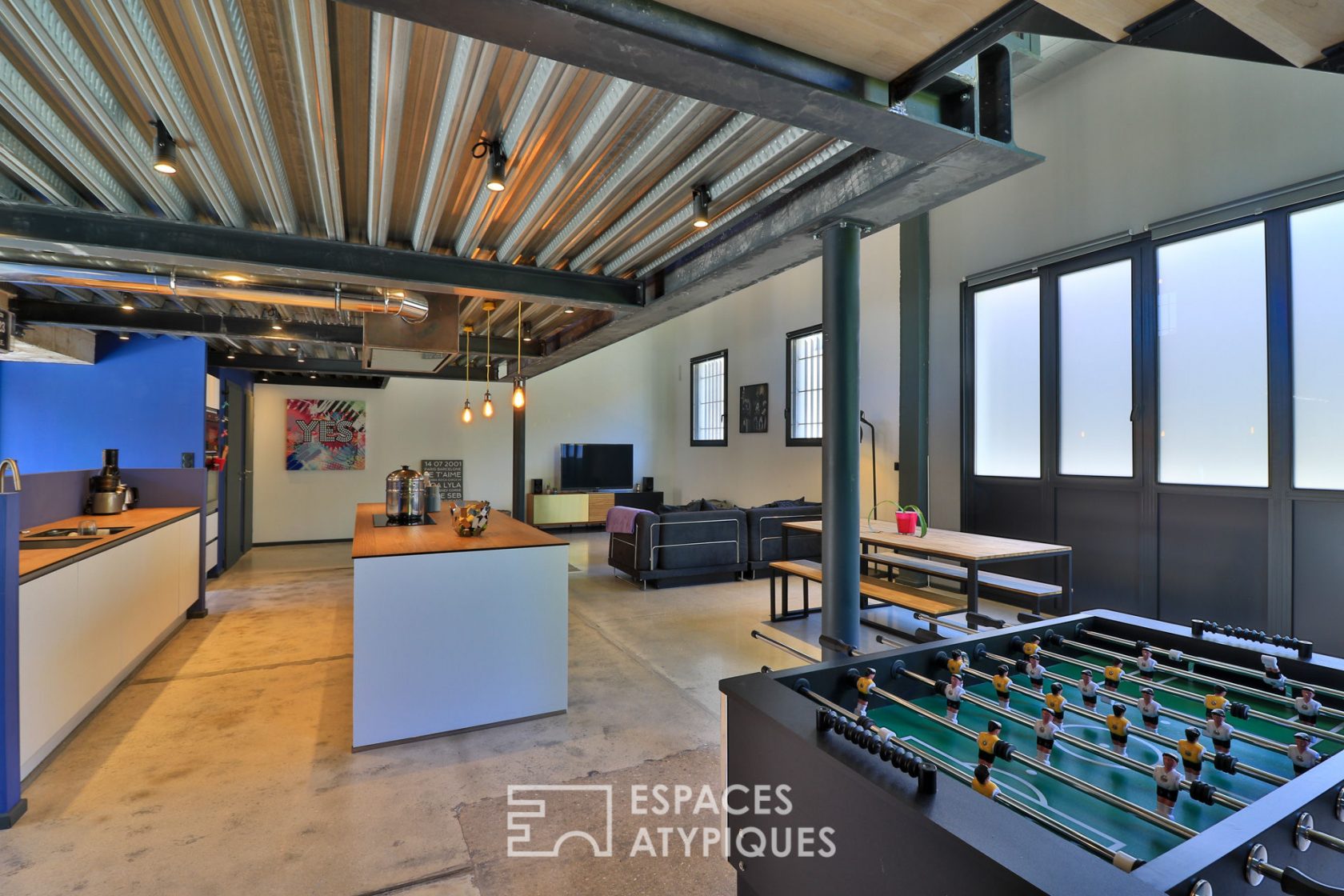 Loft brutaliste avec patio et jardin