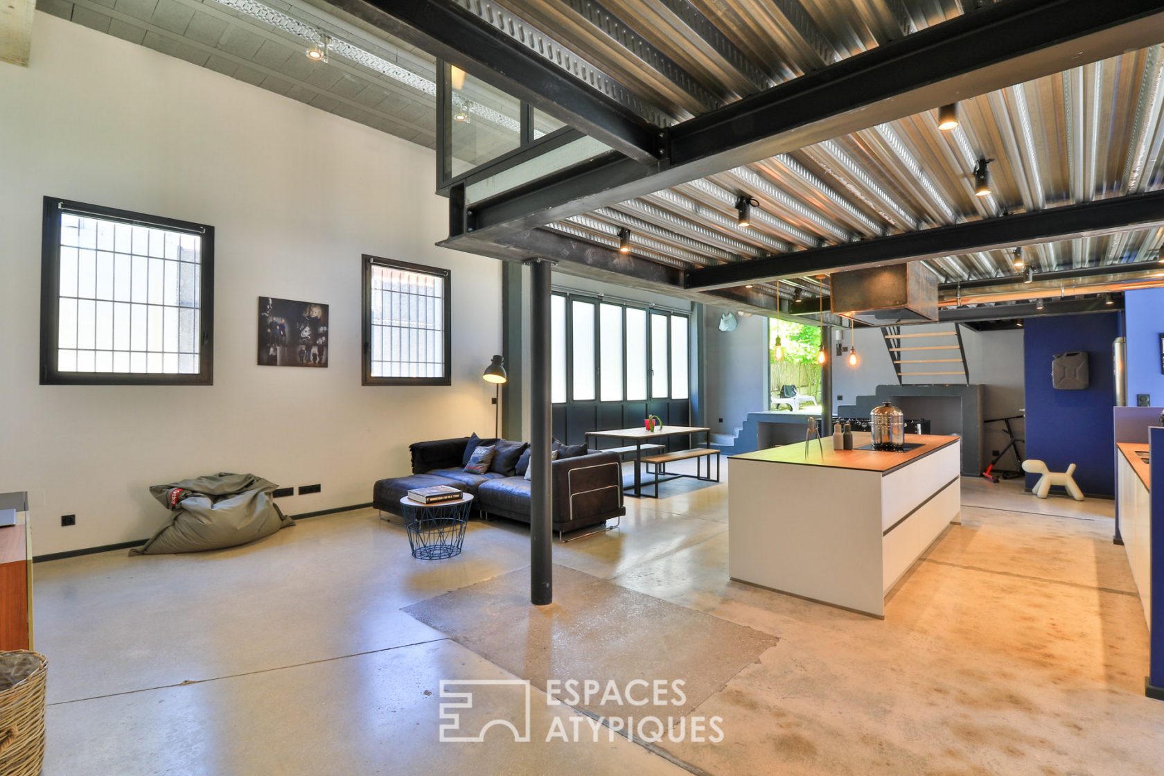 Loft brutaliste avec patio et jardin