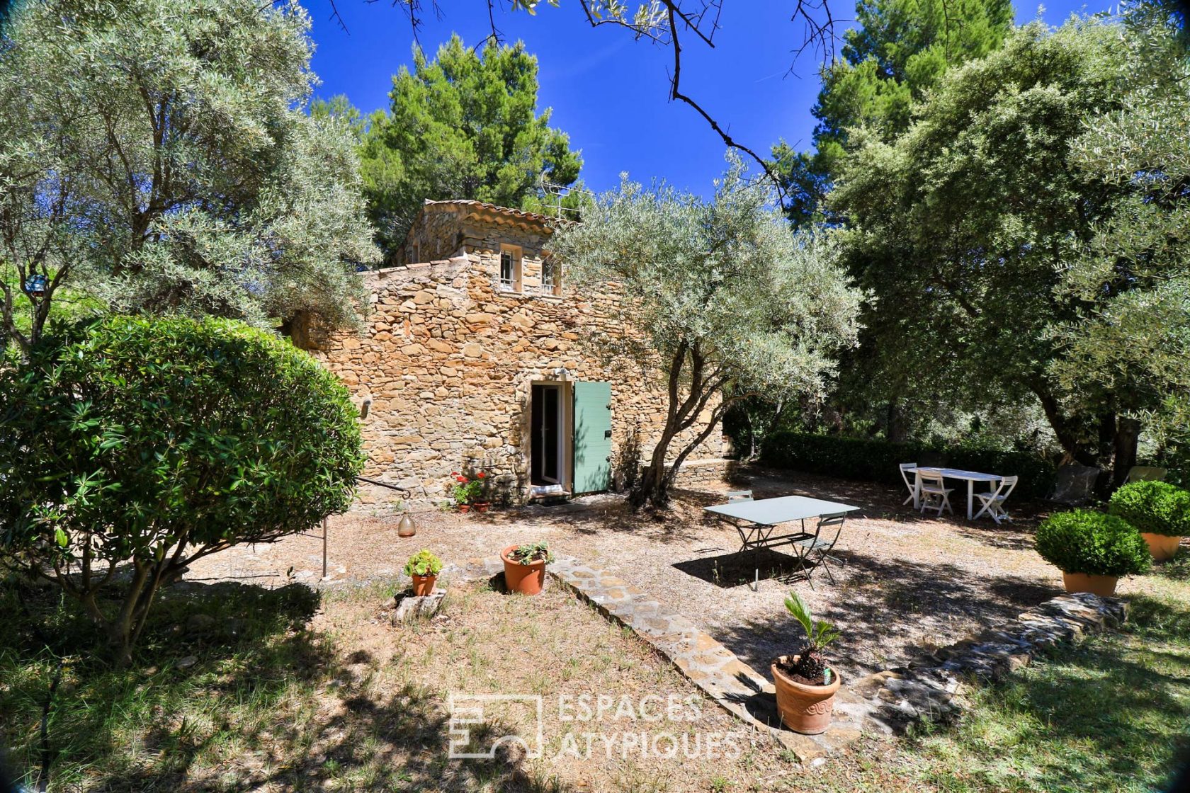 Provencal property surrounded by nature