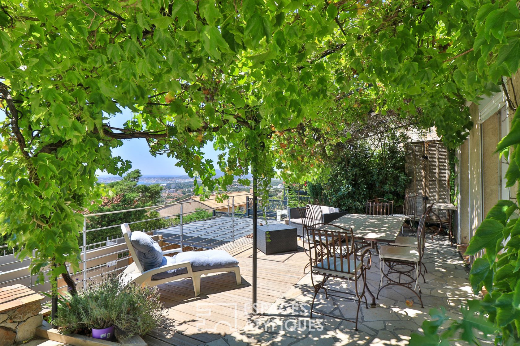 Villa dominante avec vue panoramique sur la rade