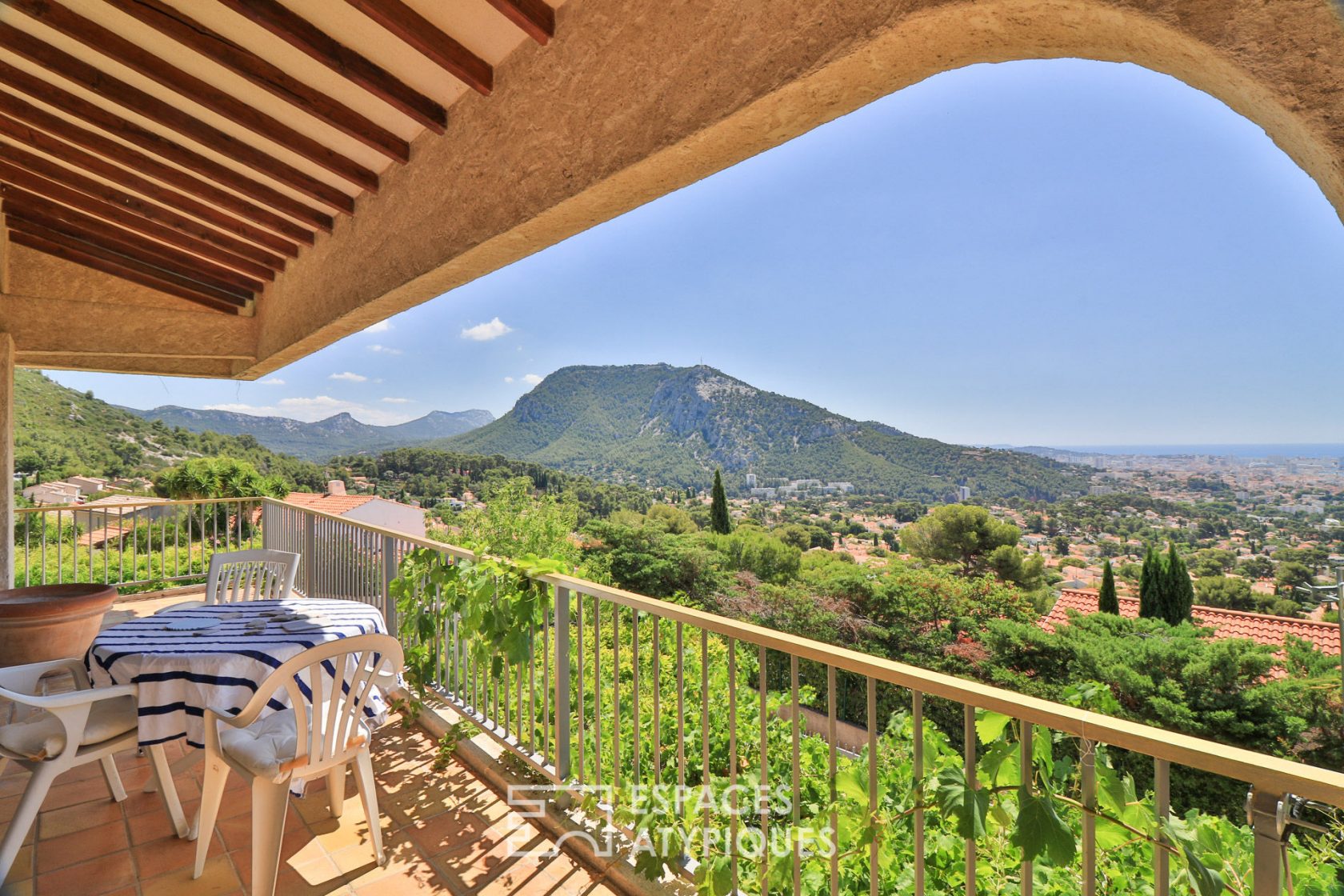 Villa dominante avec vue panoramique sur la rade