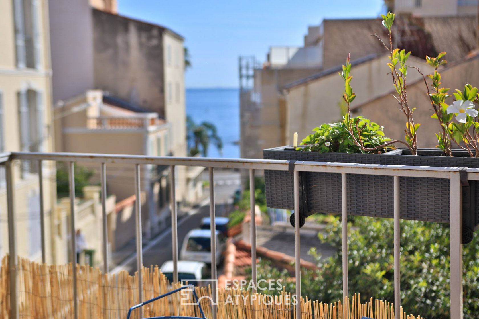 Rehabilitation of an old restaurant by the sea