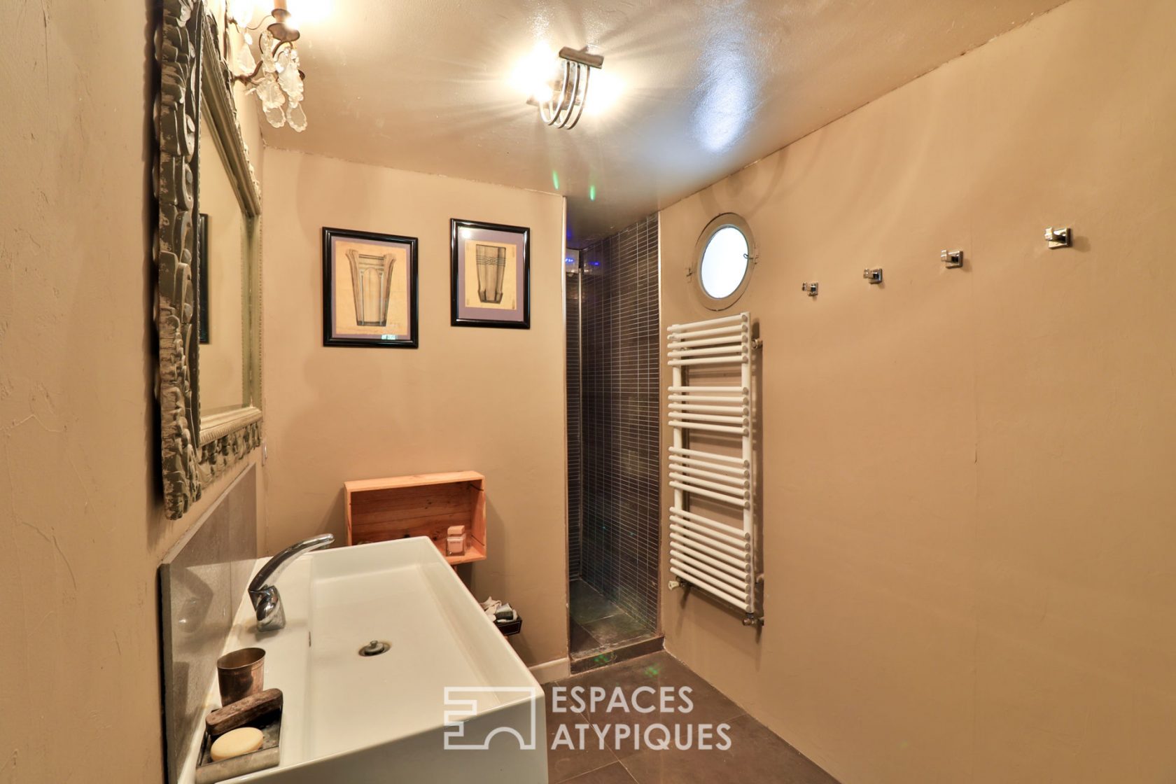 Beautiful Vintage family building with second reception house