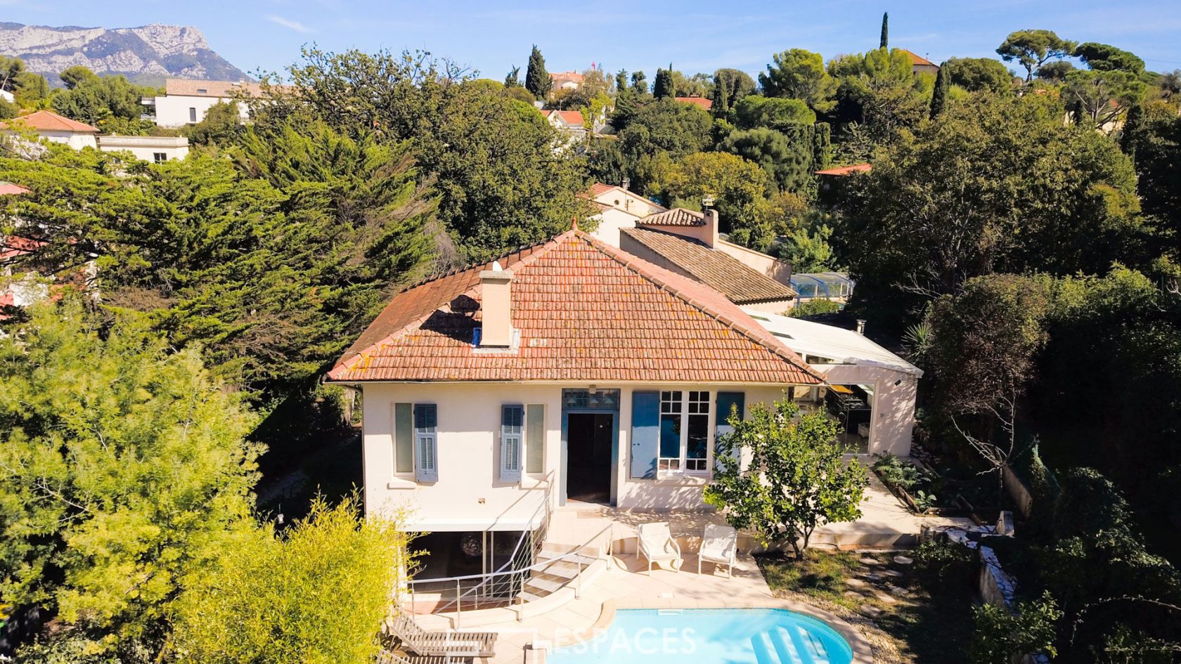 Beautiful Vintage family building with second reception house