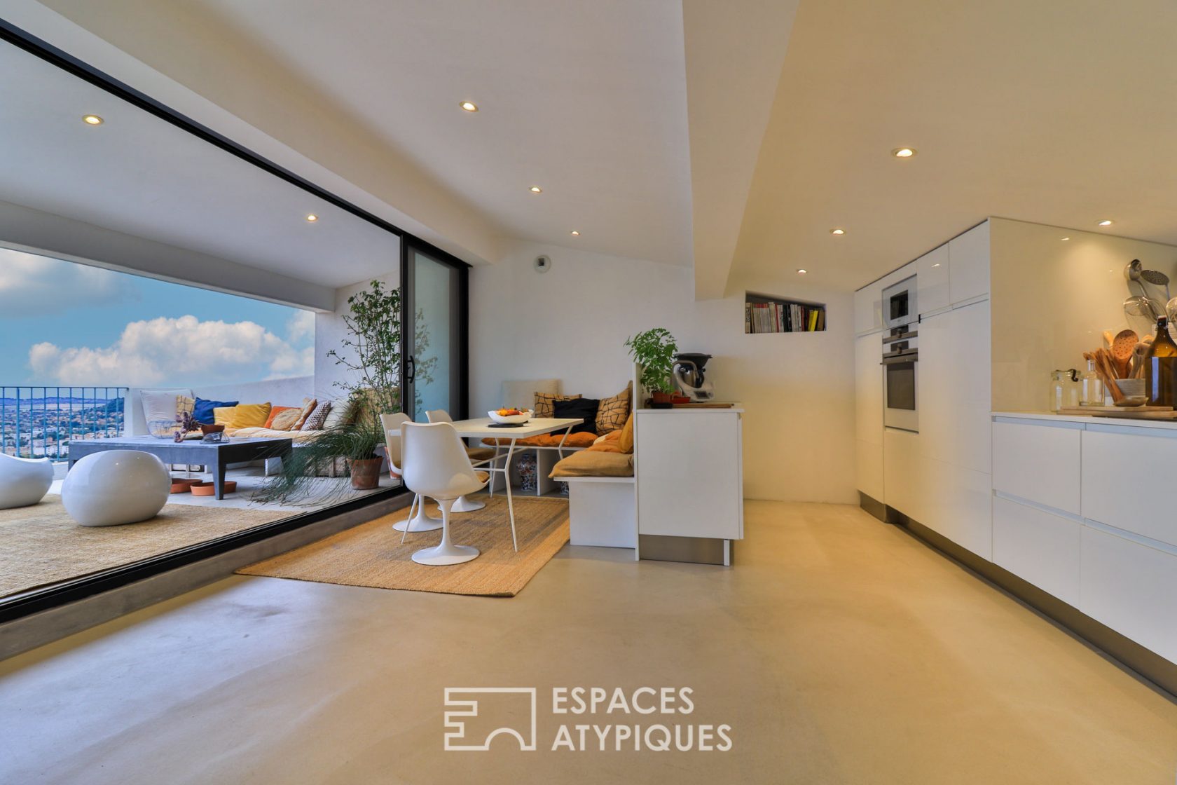 Historical residence revisited on the heights of Hyères