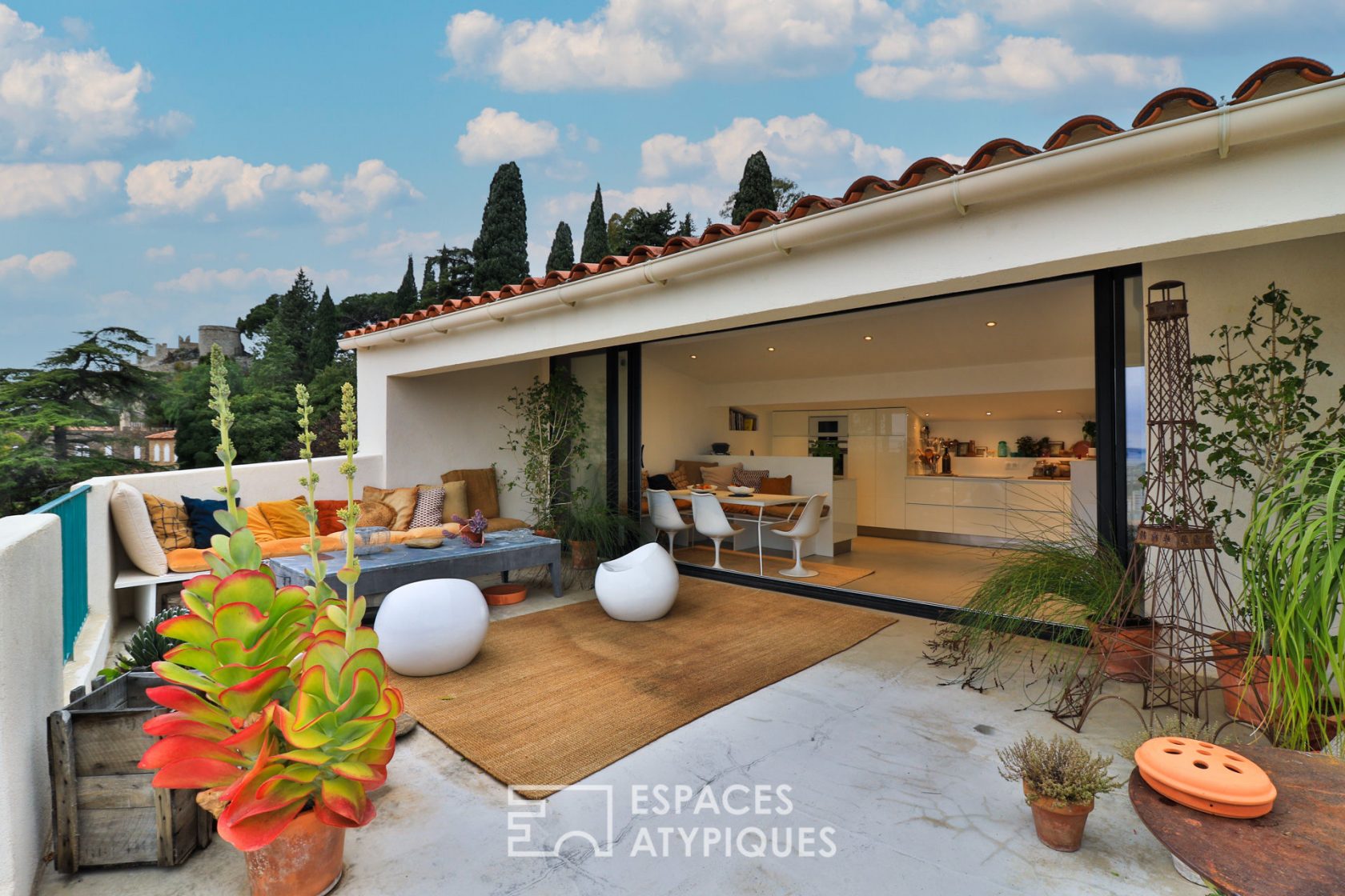 Historical residence revisited on the heights of Hyères