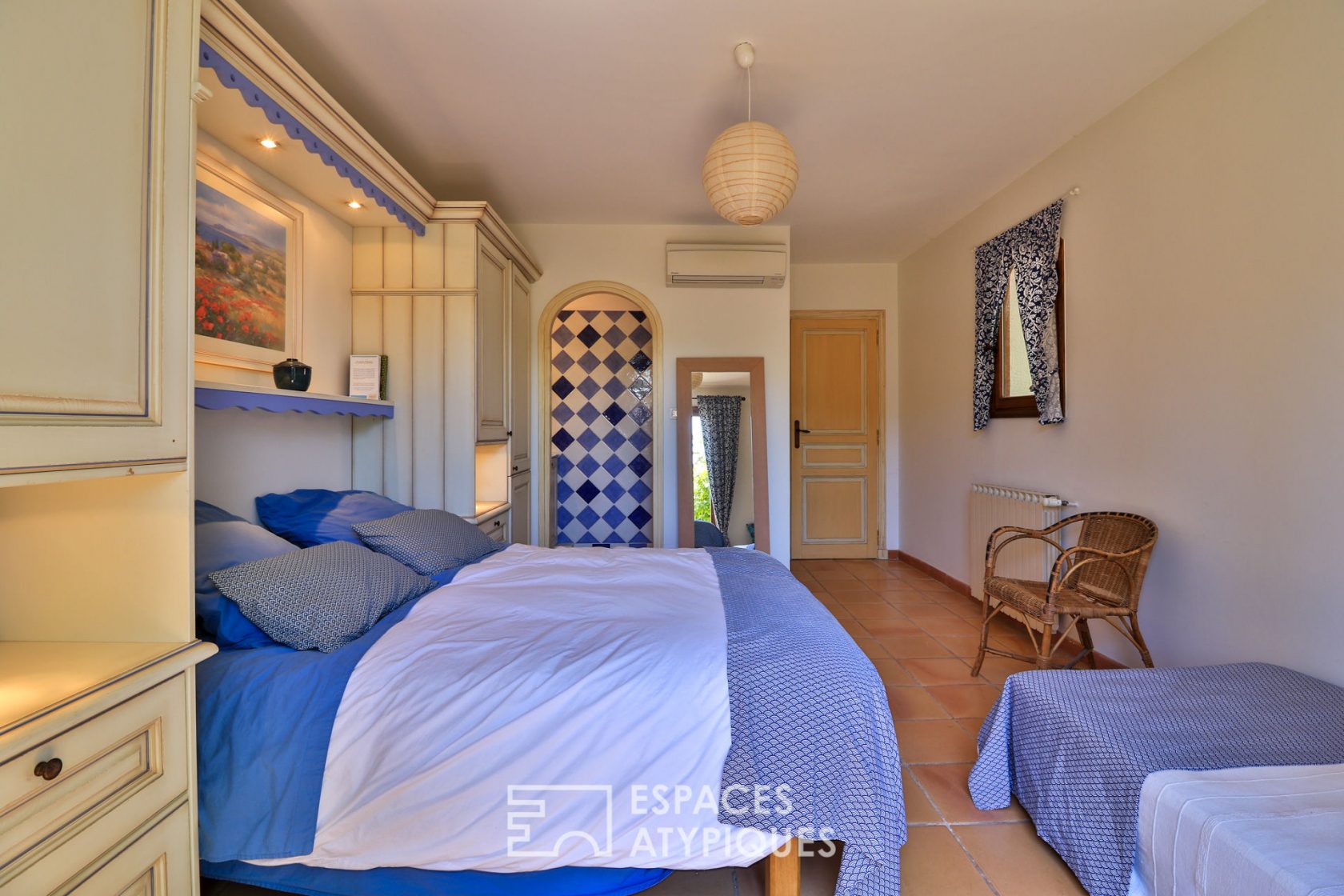 Beautiful country house on a magnificent olive grove of 18,000 m2