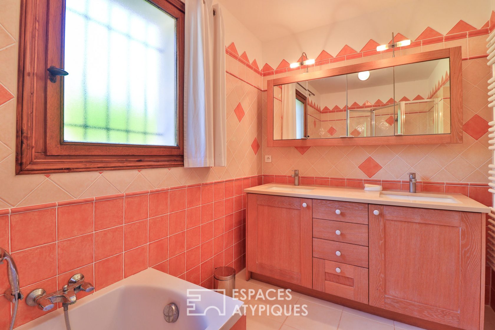 Beautiful country house on a magnificent olive grove of 18,000 m2