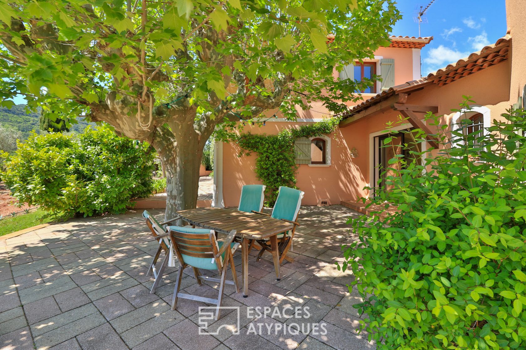 Beautiful country house on a magnificent olive grove of 18,000 m2