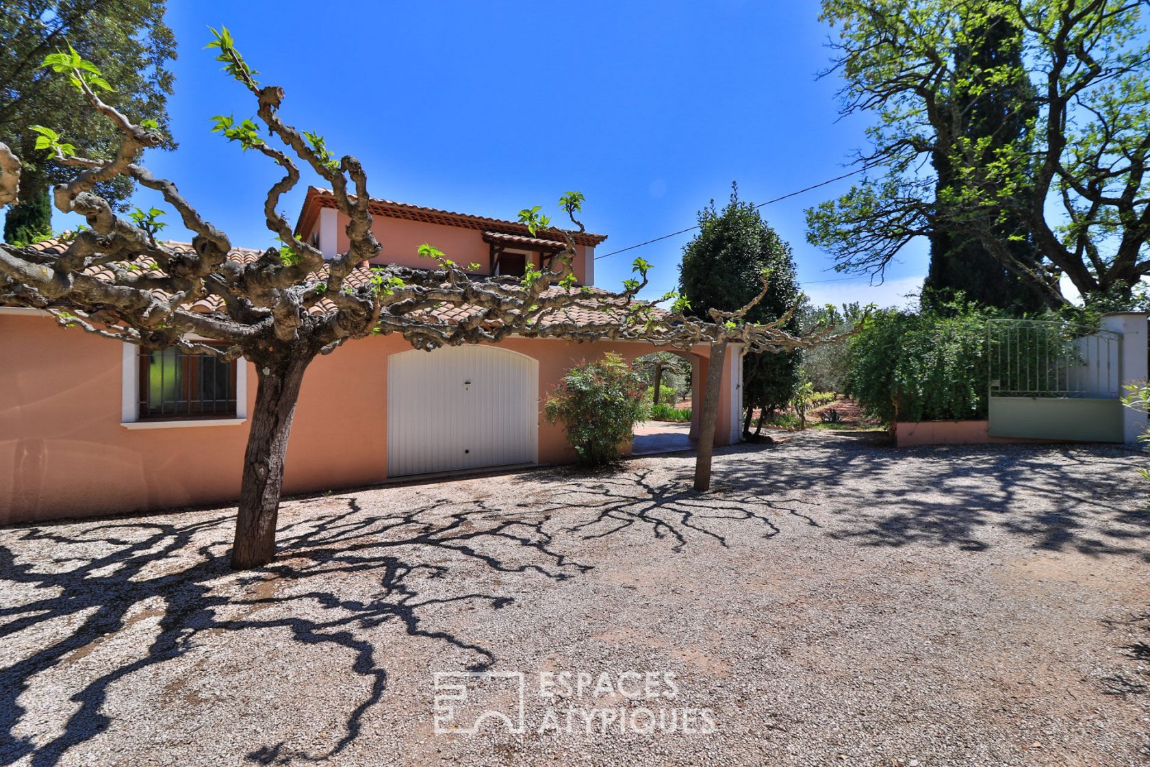 Beautiful country house on a magnificent olive grove of 18,000 m2