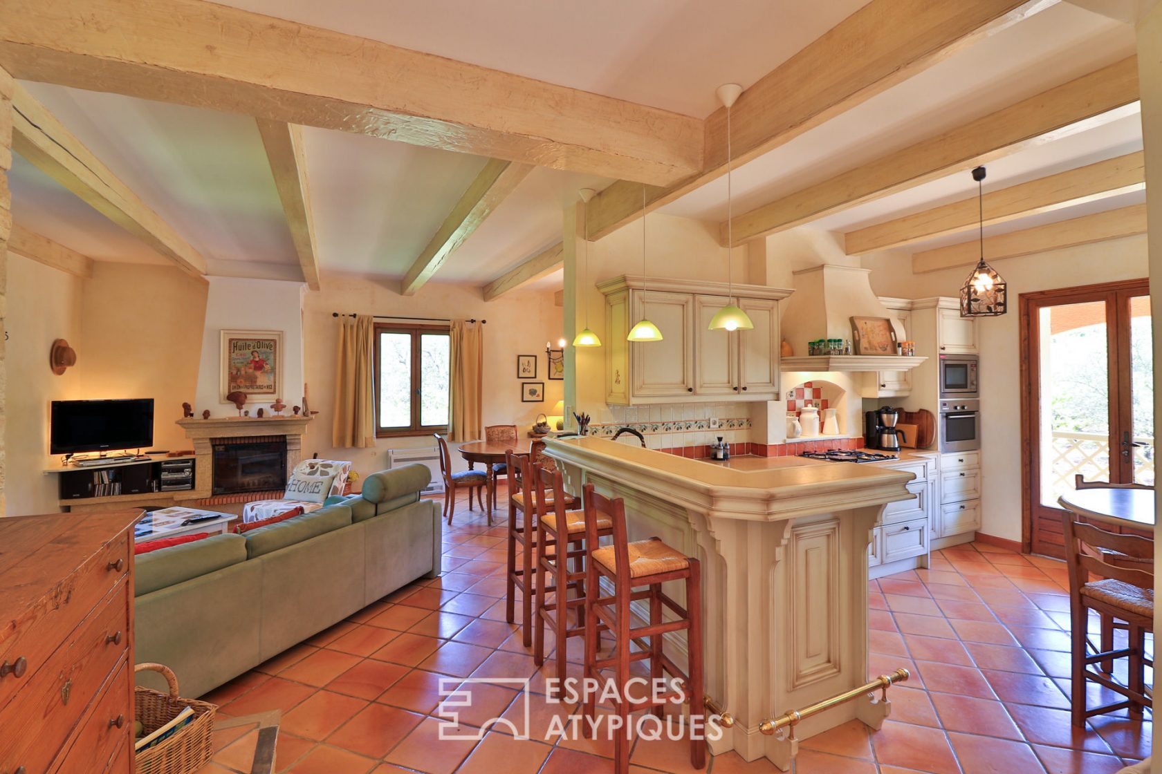 Beautiful country house on a magnificent olive grove of 18,000 m2