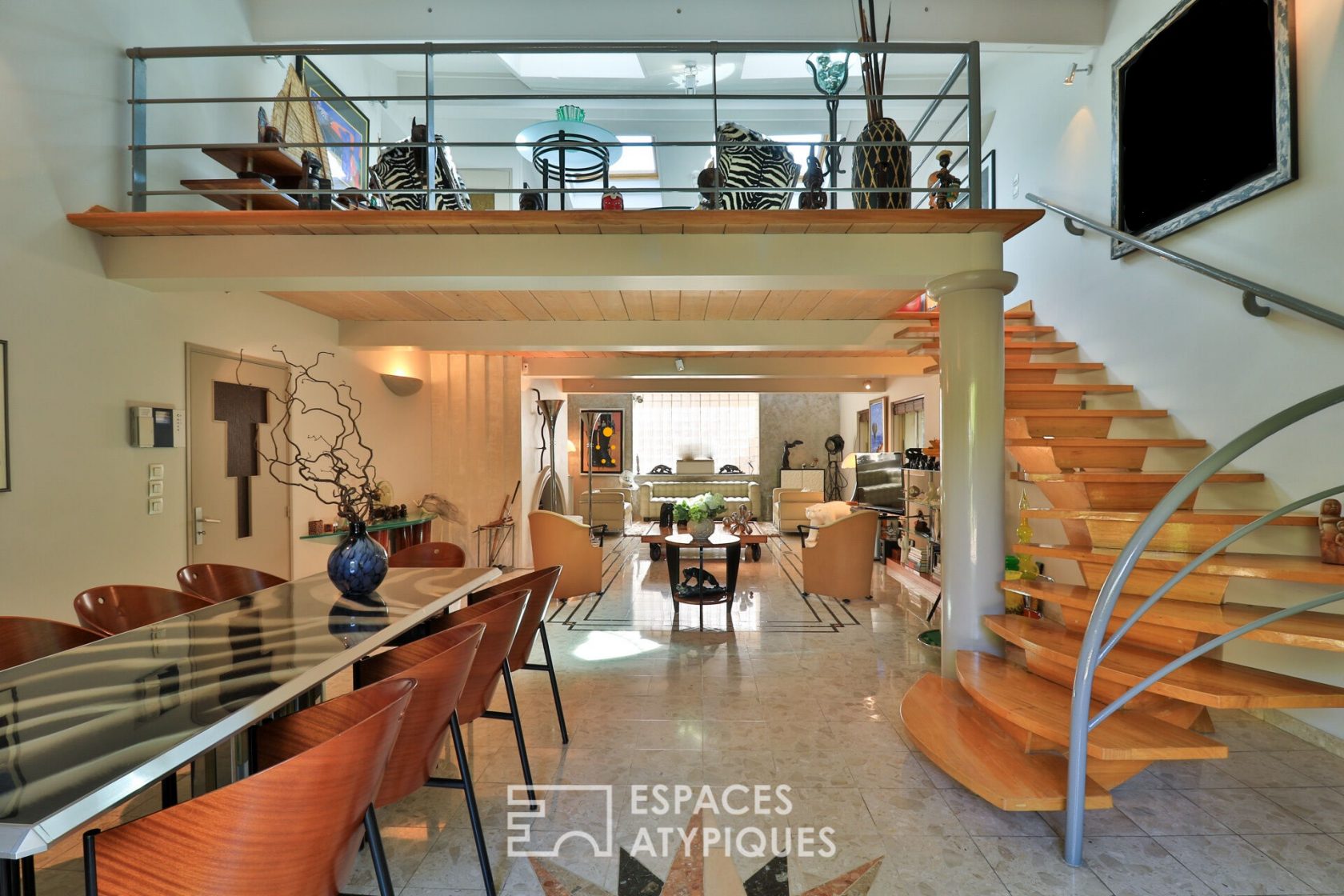 Character property in the heart of the village near the sea