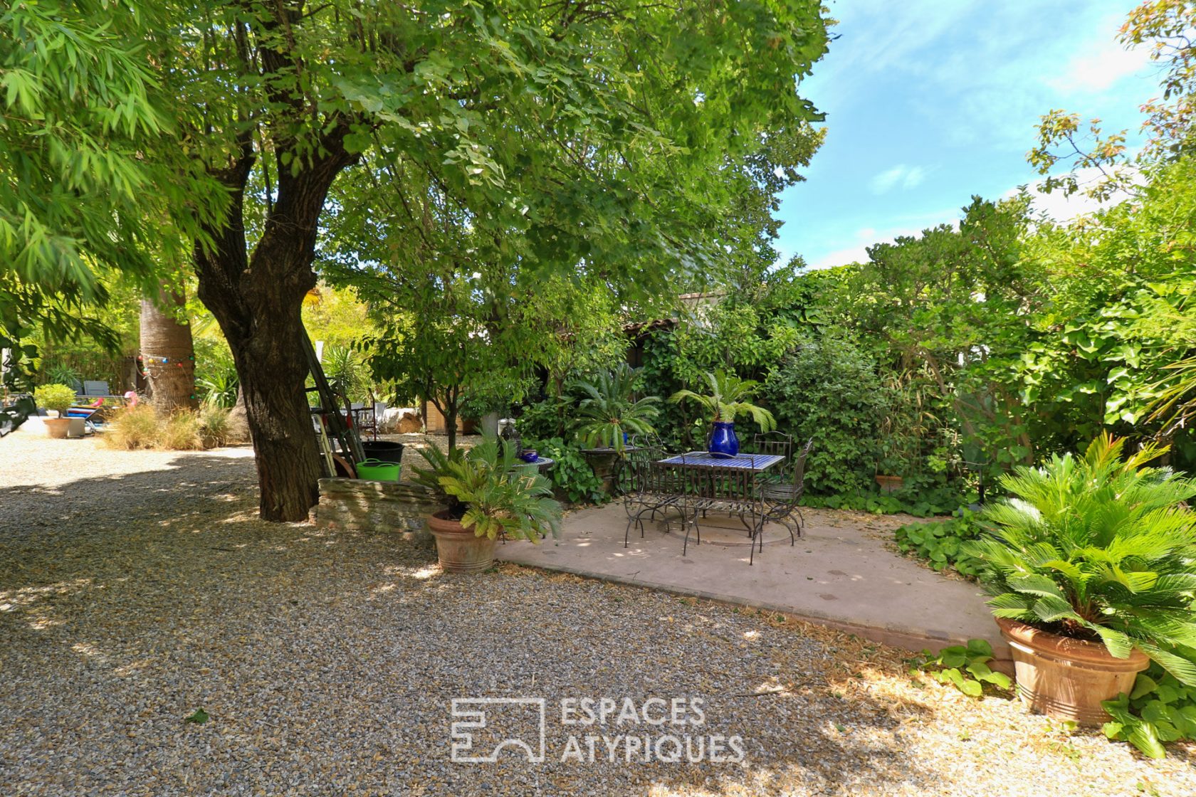 Character property in the heart of the village near the sea