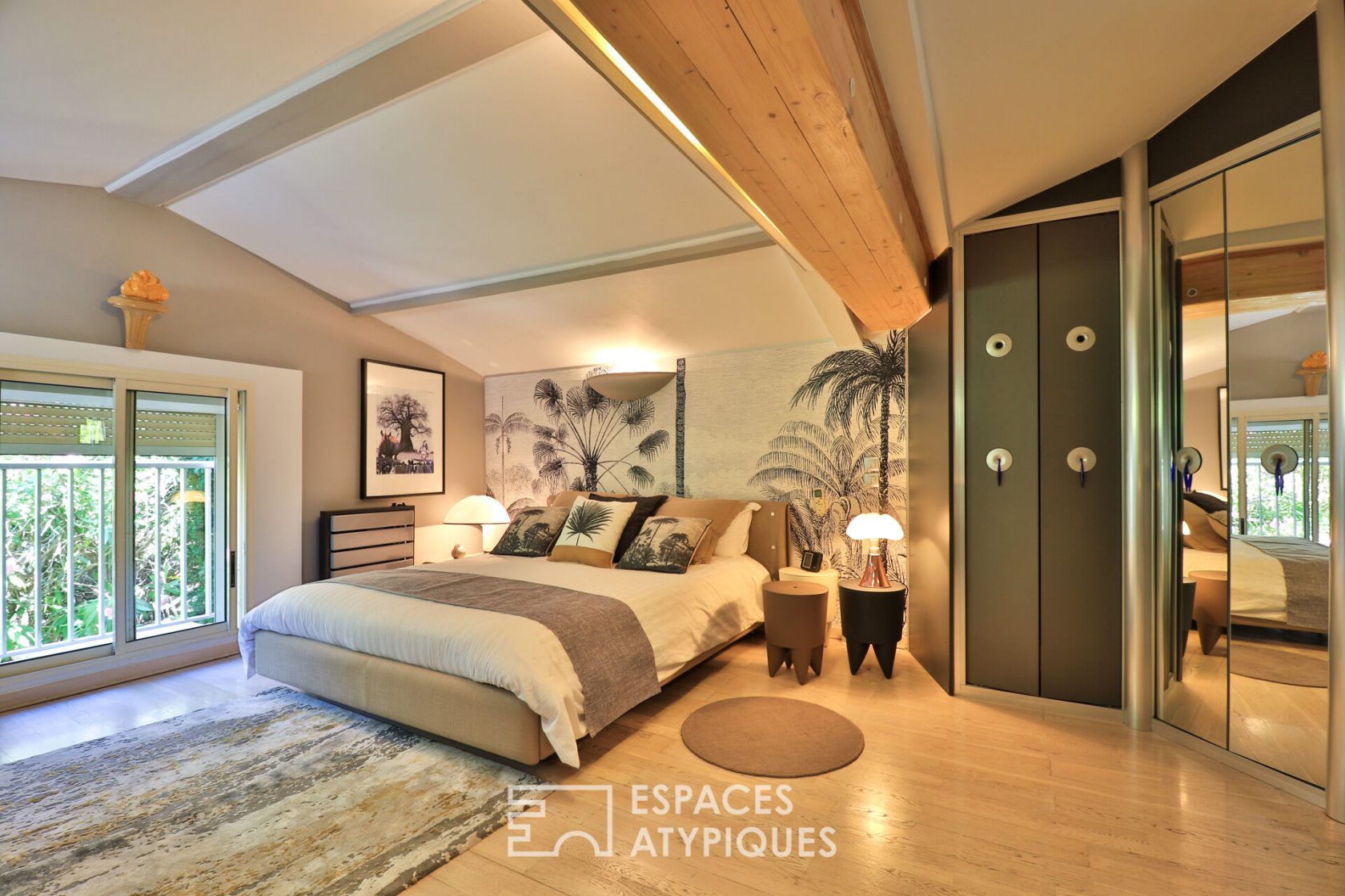Character property in the heart of the village near the sea