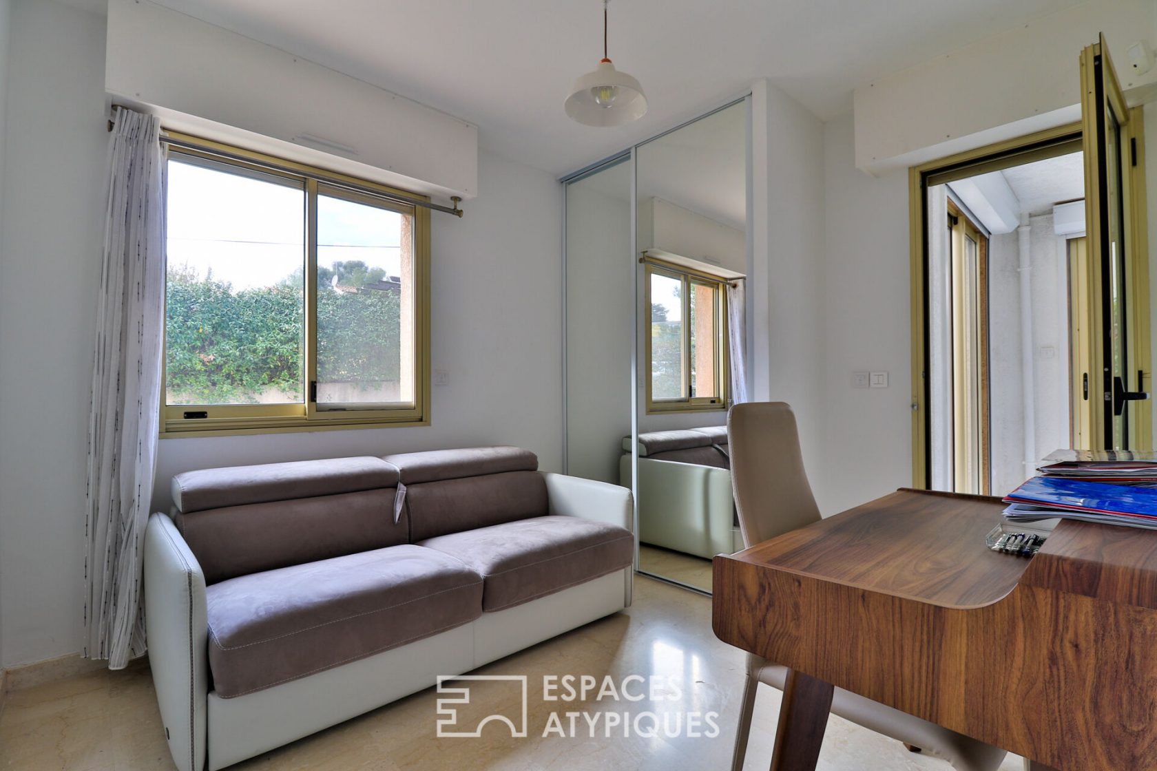 Ground floor apartment contemporary services