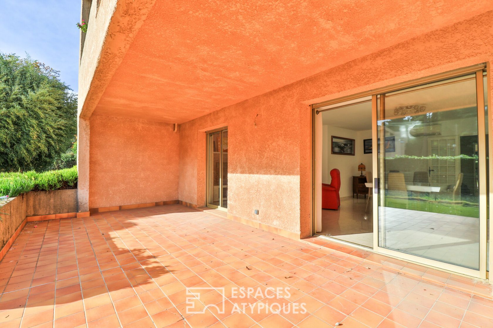 Ground floor apartment contemporary services