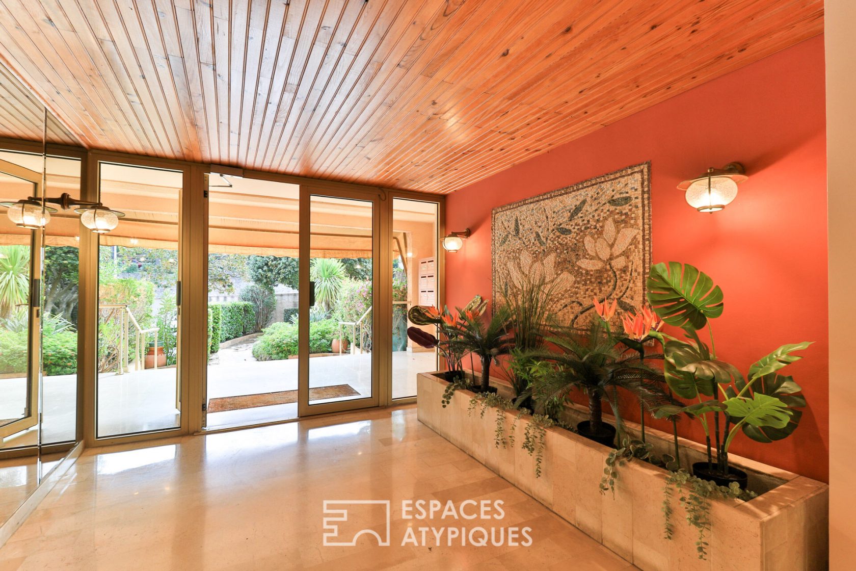 Ground floor apartment contemporary services