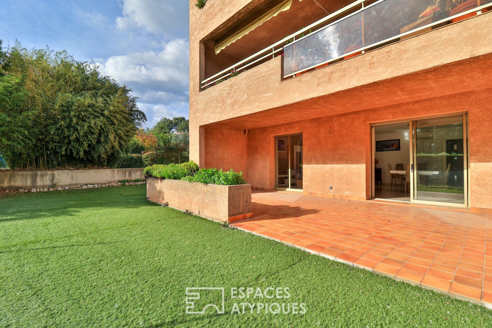 Ground floor apartment contemporary services