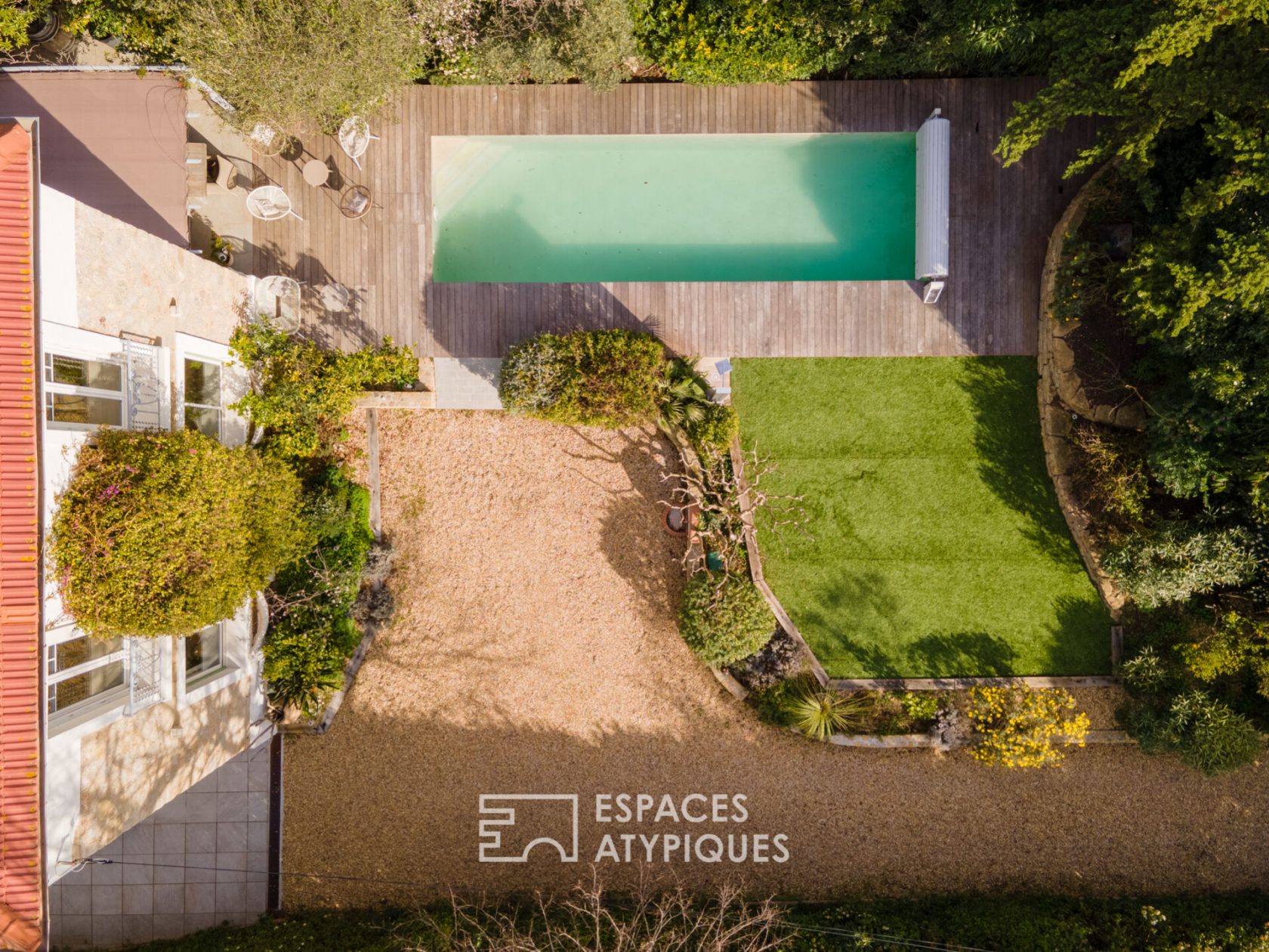 “Art Deco” house in a bubble of greenery with landscaped garden and swimming pool