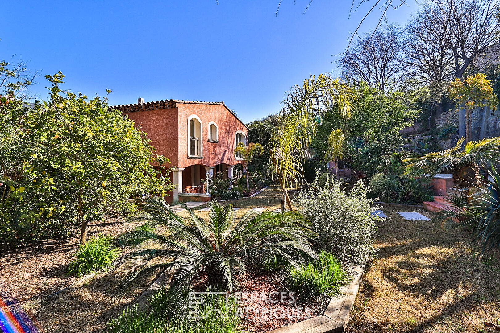 Large format family house in a nature park with swimming pool