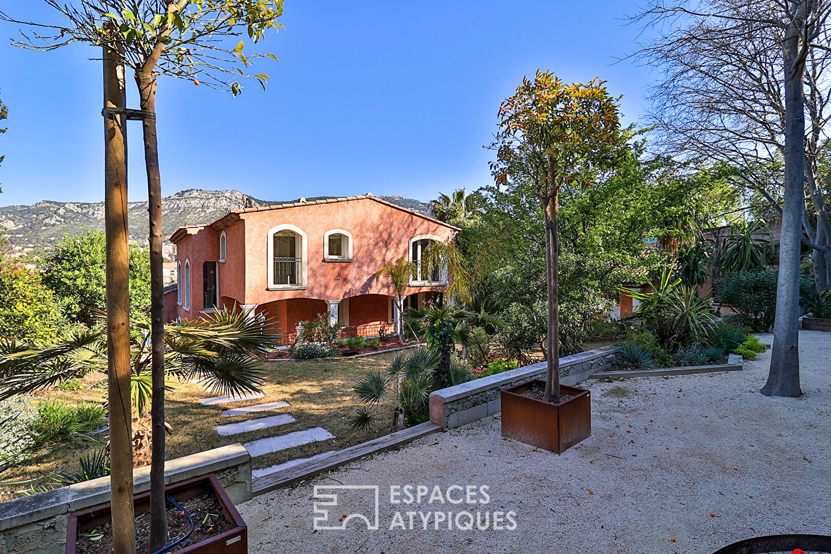 Large format family house in a nature park with swimming pool